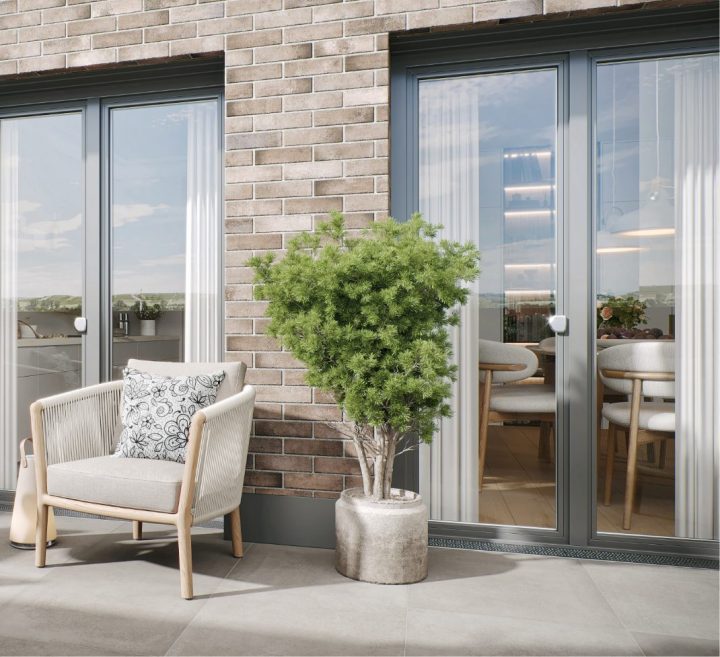 Ein geräumiger Balkon mit bequemen Sitzmöglichkeiten und Begrünung